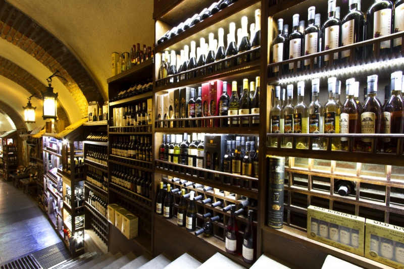 bar-CASTELLAR-min_world_street_travel_shop_canon_georgia_wine_bottles-429767